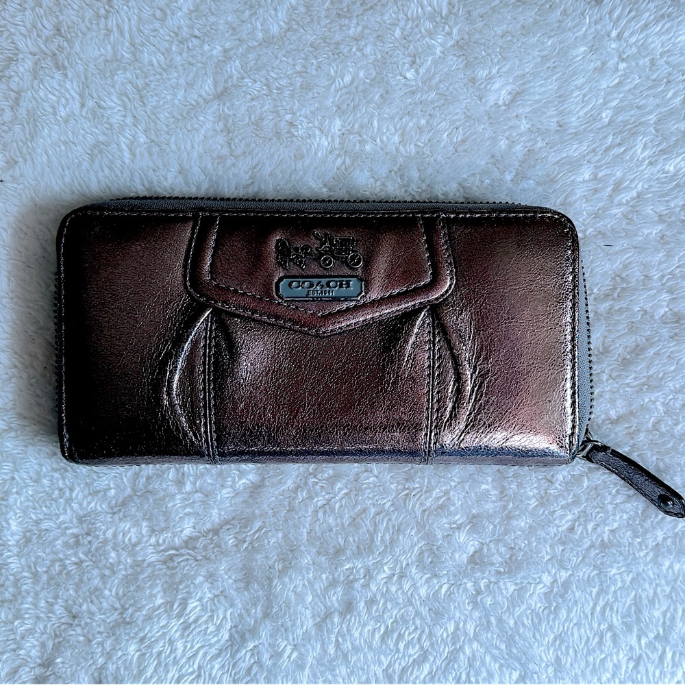 Excellent condition, Coach Wallet, neutral silver chrome